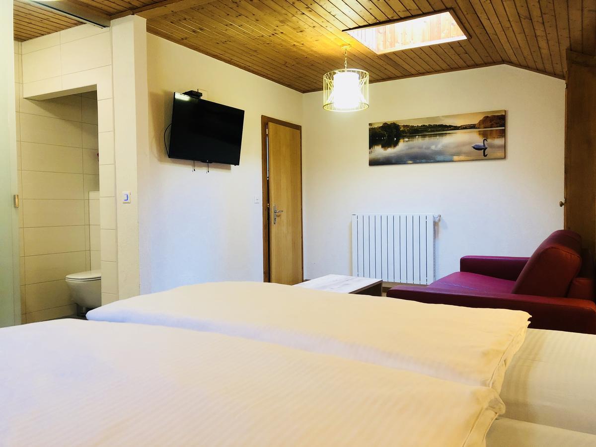 Qi-Lin Hotel Restaurant Ayer Екстериор снимка