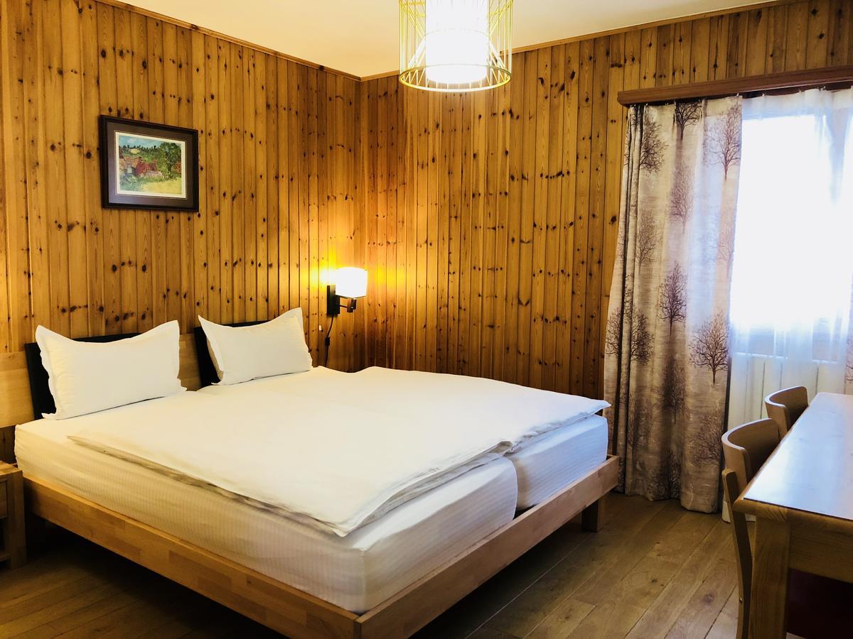 Qi-Lin Hotel Restaurant Ayer Екстериор снимка