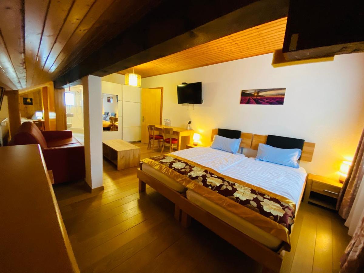 Qi-Lin Hotel Restaurant Ayer Екстериор снимка