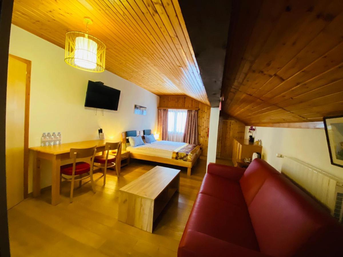 Qi-Lin Hotel Restaurant Ayer Екстериор снимка