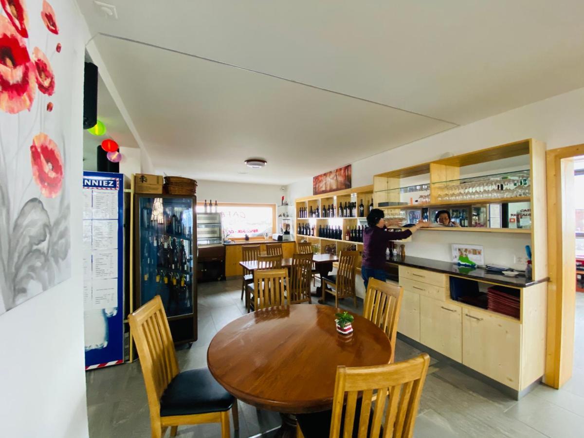 Qi-Lin Hotel Restaurant Ayer Екстериор снимка