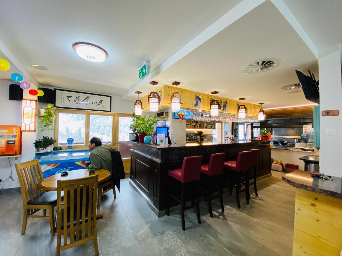 Qi-Lin Hotel Restaurant Ayer Екстериор снимка