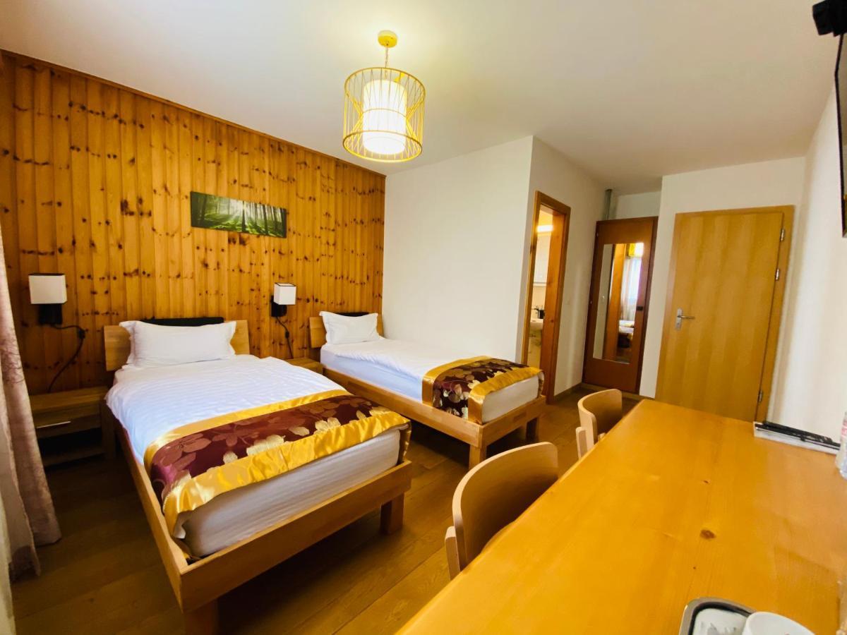 Qi-Lin Hotel Restaurant Ayer Екстериор снимка