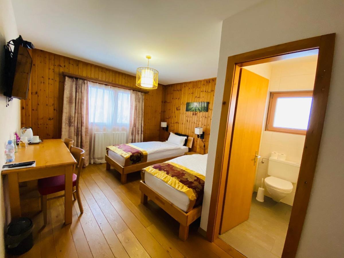 Qi-Lin Hotel Restaurant Ayer Екстериор снимка